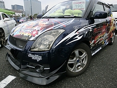 痛車スズキ・スイフトスポーツ(ZC31S)左前