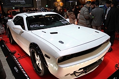 ダッジ・チャレンジャーSRT-8 右前