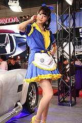 グッドイヤーブース コンパニオンのお姉さん2人目