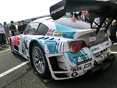 初音ミクStudie GLAD BMW・Z4左後ろ