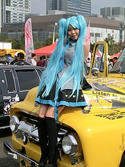 痛車フォードF100とお姉さん