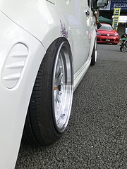 日産 キューブ リアタイヤ