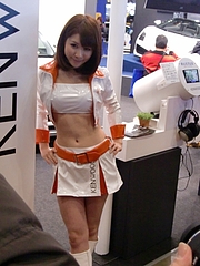 ケンウッドブースのコンパニオンのお姉さん2人目