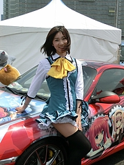 痛車ポルシェ911GT3(997)とコスプレのお姉さん