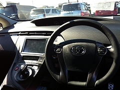 トヨタ・プリウスSツーリング セレクションG’s運転席