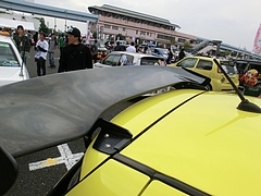 痛車スズキ スイフトスポーツ(ZC31S)GTウィング
