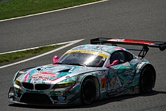 GSR初音ミクBMW・Z4GT3鈴鹿ホームストレート