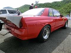 ドラッグマシン日産スカイラインGT-R(R32)右後ろ