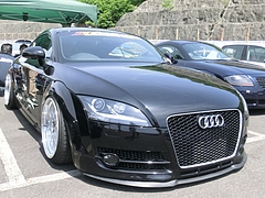 アウディTTクーペ右前