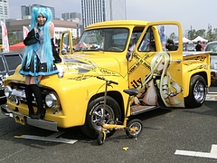 痛車フォード・F100とお姉さん