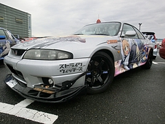 痛車 日産・スカイラインGT-R(BCNR33)左前