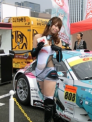 初音ミクStudie GLAD BMW・Z4キャンギャルのお姉さん1人目