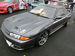 痛車 日産・スカイラインGT-R(BNR32) 左前