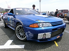 痛車日産スカイラインGT-R(BNR32)右前