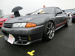 痛車 日産・スカイラインGT-R(BNR32)左前