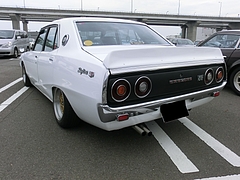日産スカイライン2000GT(GC110)左後ろ