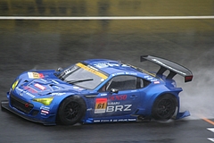 富士ホームストレート上のR&Dスポーツ スバルBRZ GT300