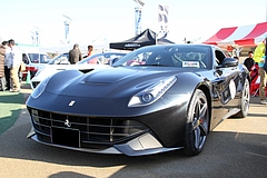フェラーリF12ベルリネッタ左前