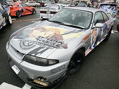 痛車 日産・スカイラインGT-R(BCNR33) 左前