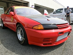 ドラッグマシン日産スカイラインGT-R(R32)右前