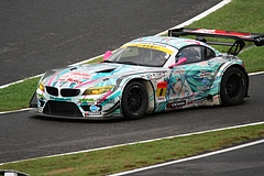 GSR初音ミクBMW・Z4GT3鈴鹿ピットレーン入り口