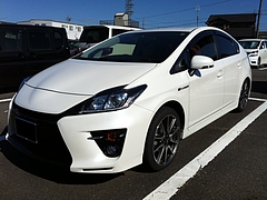 トヨタ・プリウスSツーリング セレクションG’s 左前