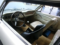 フォード・マスタング車内