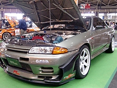 ディフェンドレーシング スカイラインGT-R(BNR32)左前