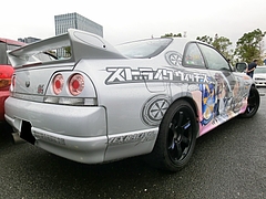 痛車 日産・スカイラインGT-R(BCNR33)右後ろ