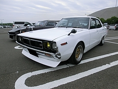 日産スカイライン2000GT(GC110)左前