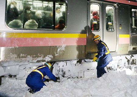 【自己責任】AA‼降りたいAA大雪AA列車に缶詰めAA！！！！