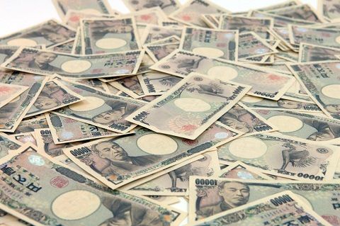 防犯カメラに現金投げ入れたとみられる女性の映像