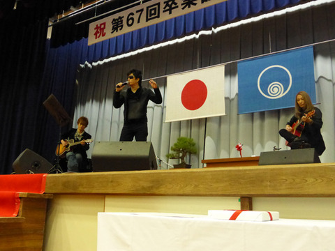 GACKT、徳島県鳴門市立第一中学校の卒業式にてゲリラライブ