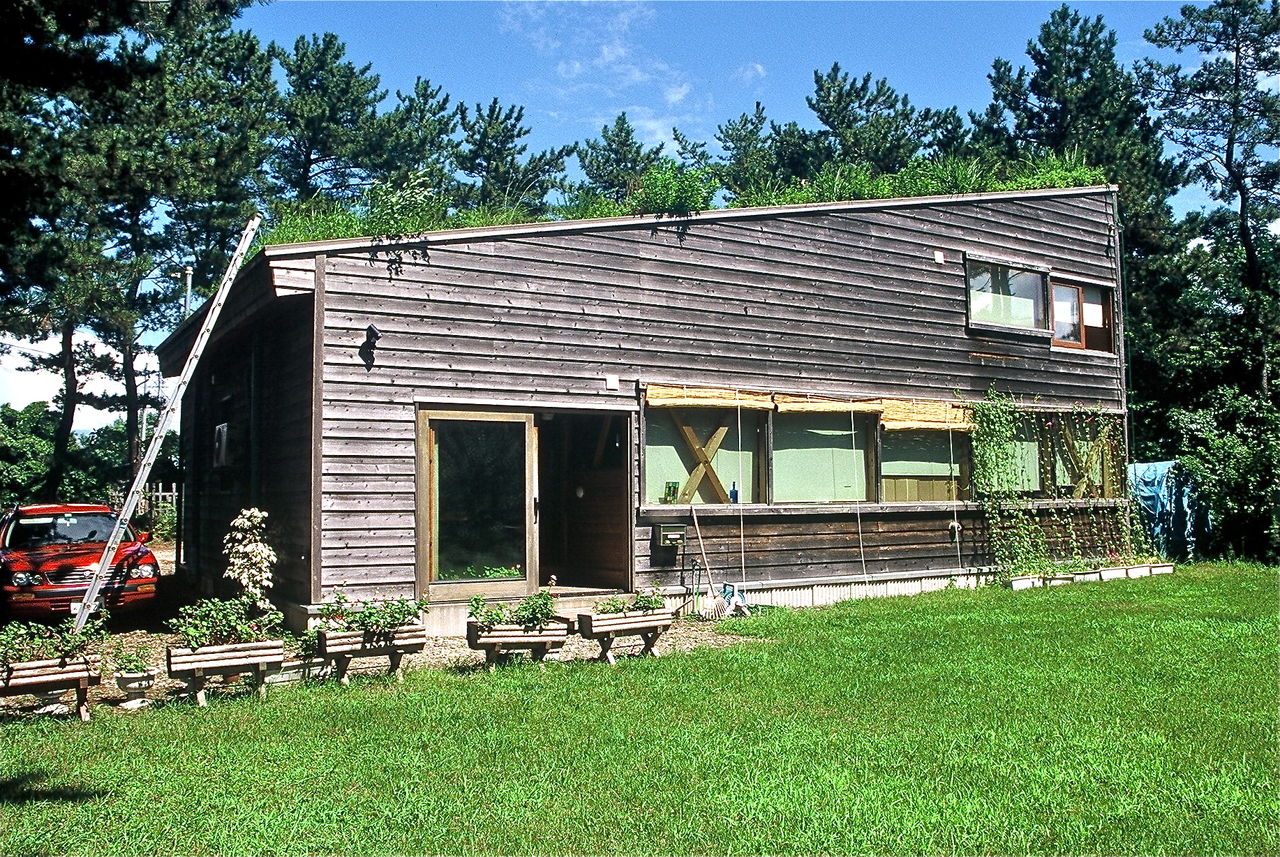 芝置屋根のアトリエ 屋根面緑化 秋田県能代市 1993西方里美 住まいにドキッ 旅にドキッ 建築家飯尾満のブログ 芝置屋根のアトリエ 屋根面緑化 秋田県能代市 1993西方里美 住まいにドキッ 旅にドキッ 建築家飯尾満のブログ
