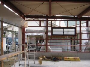 鉄骨造ガレージ電動シャッターの取り付け