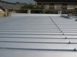 鉄骨造ガレージガルバリウム屋根