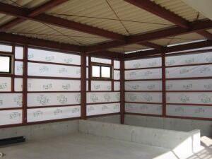 鉄骨造ガレージ防湿シート貼り