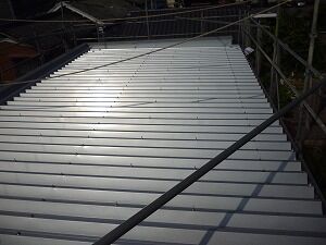 鉄骨造2階建てガレージ屋根工事