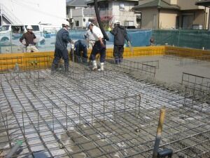 コンクリート工事　作業中