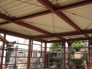 鉄骨造ガレージ屋根葺き