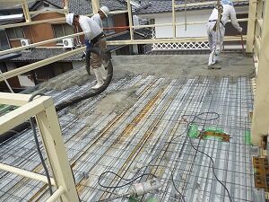 鉄骨造2階建てガレージコンクリート打設
