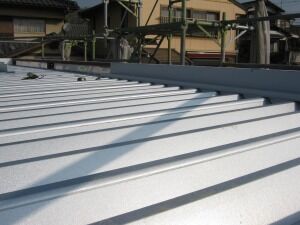 鉄骨造ガレージガルバリウム屋根