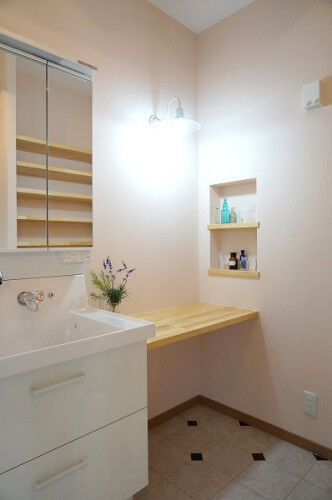 清潔感のある白い洗面所