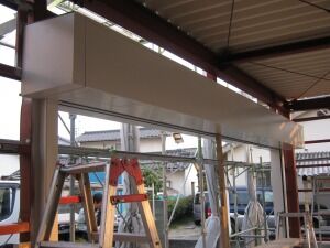 鉄骨造ガレージ電動シャッターの取り付け