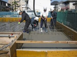 コンクリート打設工事　作業中