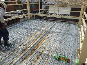 鉄骨造2階建てガレージ建方
