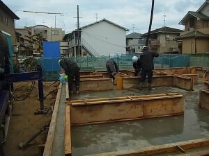 基礎工事　コンクリート打設　作業中