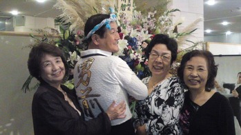 男前を囲む美女のみなさん