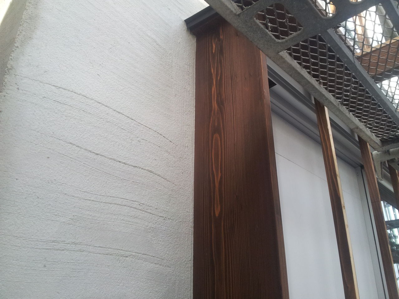 茅ヶ崎 外壁砂リシン掻き落とし仕上げ １ 左官屋左菊の現在進行形