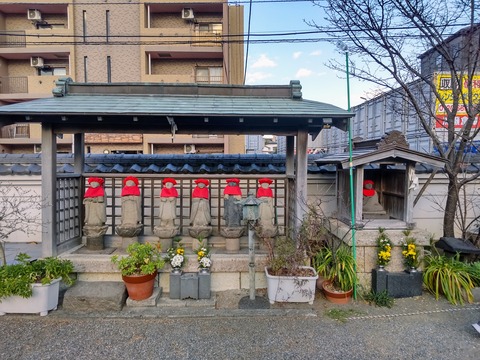 大師堂と六地蔵尊